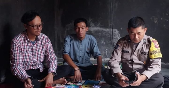 Ngobrol Santai, Upaya Personel Bhabinkamtibmas Polsek Mancak Polres Cilegon Polda Banten Dekat Dengan Kalangan Muda Di Desa Binaan