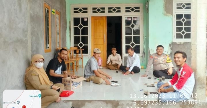Anggota Bhabinkamtibmas Polsek Pontang Polres Serang Ngopi Bersama Warga Desa