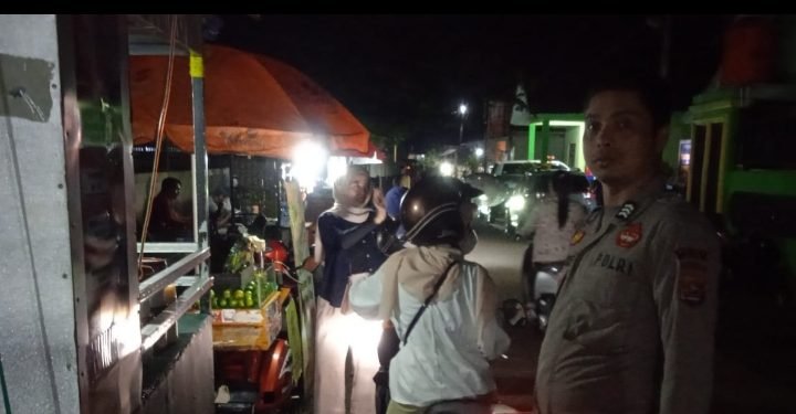 Polsek Wanasalam Polres Lebak Sampaikan Pesan Kamtibmas Ke Pedagang Kaki Lima