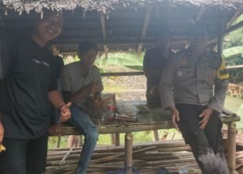 Jaga Kondusifitas, Bhabinkamtibmas Polsek Curugbitung Polres Lebak Melaksanakan Sambang ke Pemuda Beri Himbauan Kamtibmas