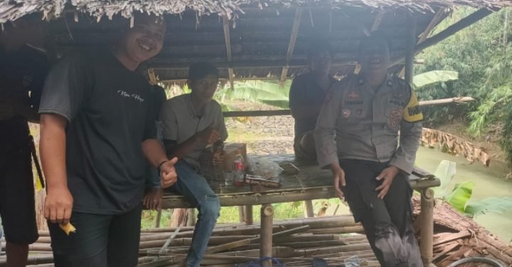 Jaga Kondusifitas, Bhabinkamtibmas Polsek Curugbitung Polres Lebak Melaksanakan Sambang ke Pemuda Beri Himbauan Kamtibmas