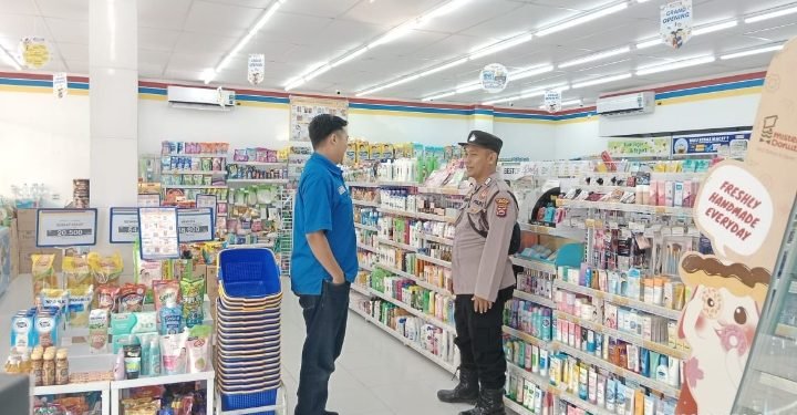 Sampaikan Pesan Kamtibmas Anggota Polsek Rangkasbitung Samabangi Karyawan Toko Indomart