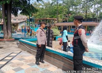 Anggota Polsek Rangkasbitung Polres Lebak Monitoring Pengunjung Kolam Renang BIM Rangkasbitung