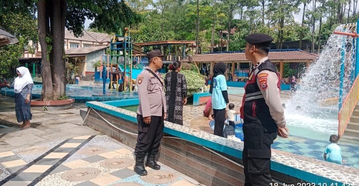 Anggota Polsek Rangkasbitung Polres Lebak Monitoring Pengunjung Kolam Renang BIM Rangkasbitung