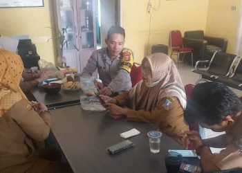 Sampaikan Pesan Kamtibmas, Personel Bhabinkamtibmas Polsek Mancak Polres Cilegon Polda Banten Dialogis Bareng Staff Desa Binaan