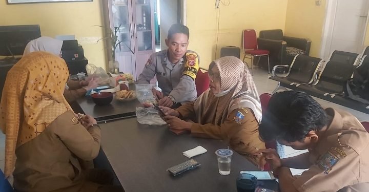 Sampaikan Pesan Kamtibmas, Personel Bhabinkamtibmas Polsek Mancak Polres Cilegon Polda Banten Dialogis Bareng Staff Desa Binaan