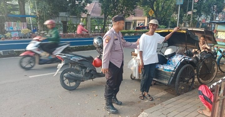 Bhabinkamtibmas Polsek Rangkasbitung Polres Lebak Hampiri Pengemudi Becak
