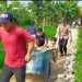 Semangat Gotong Royong, Bhabinkamtibmas Polsek Cikande Bersama Warga Perbaiki Jalan Menuju Pemakaman