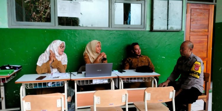 Galang Komunitas Lingkungan Pendidikan, Upaya Personel Bhabinkamtibmas Polsek Mancak Polres Cilegon Polres Cilegon Polda Banten Ciptakan Kamtibmas Kondusif