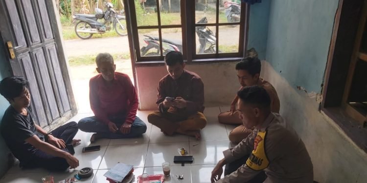 Ngariung Bareng Warga Masyarakat, Personel Bhabinkamtibmas Polsek Mancak Polres Cilegon Polda Banten Wujudkan Harkamtibmas Di Desa Binaan