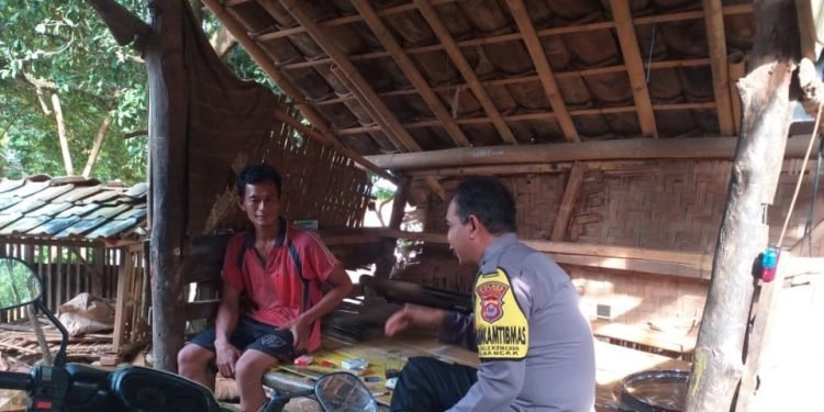 Di manapun Dan Kapanpun, Personel Bhabinkamtibmas Polsek Mancak Polres Cilegon Dekatkan Diri Dengan Tokoh Masyarakat