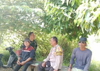 Tingkatkan kedekatan dengan masyarakat Babinkamtibmas Polsek Bojonegara Polres Cilegon Polda Banten duduk dan lakukan dialogis