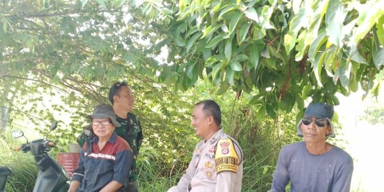 Tingkatkan kedekatan dengan masyarakat Babinkamtibmas Polsek Bojonegara Polres Cilegon Polda Banten duduk dan lakukan dialogis