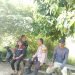 Tingkatkan kedekatan dengan masyarakat Babinkamtibmas Polsek Bojonegara Polres Cilegon Polda Banten duduk dan lakukan dialogis