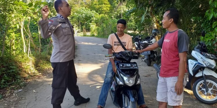 Sampaikan Pesan Kamtibmas, Personel Bhabinkamtibmas Polsek Mancak Polres Cilegon Polda Banten Galang Warga Masyarakat