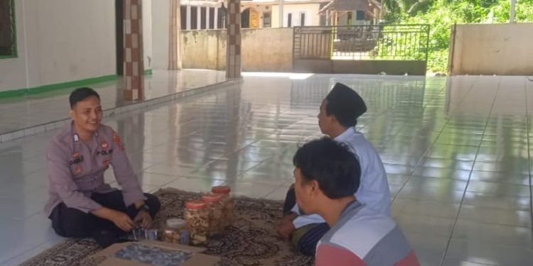 Harkamtibmas Bhabinkamtibmas Polsek Wanasalam Polres Lebak Sambang Warga