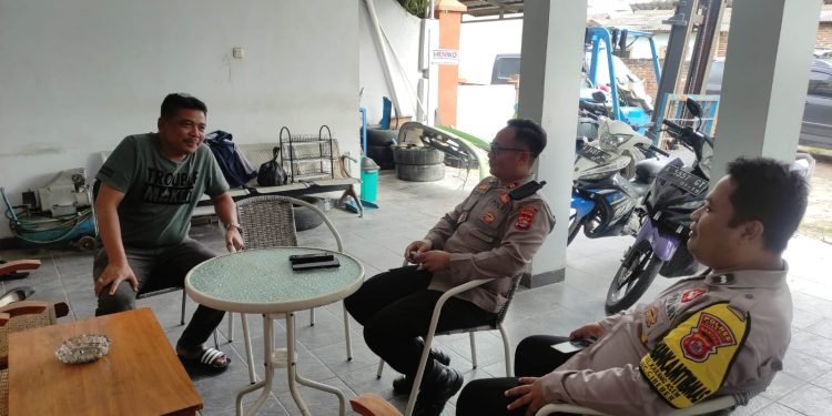 JALIN SILATURAHMI, BHABINKAMTIBMAS POLSEK CIBEBER POLRES CILEGON POLDA BANTEN SAMBANGI TOKOH MASYARAKAT DI WILAYAH CIBEBER