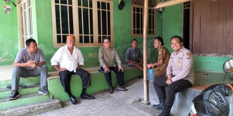 Bhabinkamtibmas Polsek Rangkasbitung Polres Lebak Sambangi Tokoh Masyarakat Dikampung Sindanglaya