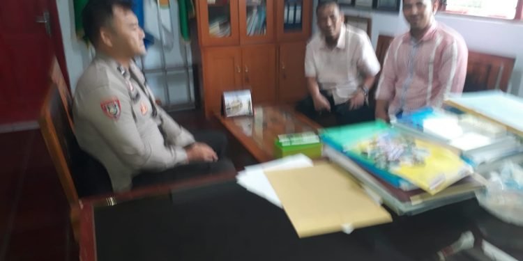 Bhabinkamtibmas datangi sekolah SD 2 YPWKS dan Sampaikan Himbauan kamtibmas kepada Guru