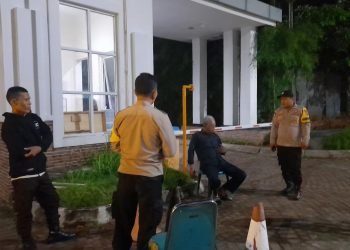Personil Bhabinkamtibmas Sambangi dan silaturahmi Petugas Ronda Perumahan Cilegon Park Cibeber