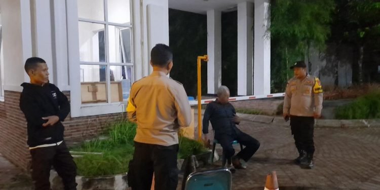 Personil Bhabinkamtibmas Sambangi dan silaturahmi Petugas Ronda Perumahan Cilegon Park Cibeber