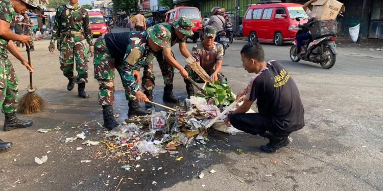 Bersihkan Lingkungan, Polres Lebak bersama Kodim 0603 Lebak Bersihkan Sampah di Areal Terminal Sunan Kalijaga