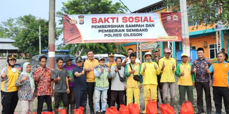 Personil Polres Cilegon Polda Banten laksnakanakan membersihkan  sampah di pasar kelapa kota Cilegon