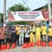 Personil Polres Cilegon Polda Banten laksnakanakan membersihkan  sampah di pasar kelapa kota Cilegon