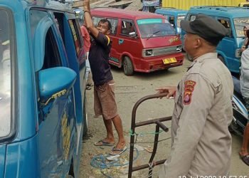 Anggota Polsek Rangkasbitung Polres Lebak Sambangi Sopir Angkot Terminal Kalijaga Sampaikan Pesan Kamseltibcarlantas