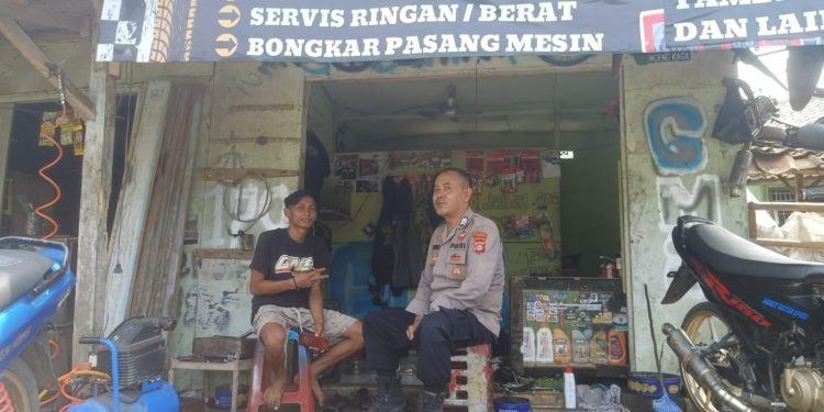 Bhabinkamtibmas Polsek Rangkasbitung Polres Lebak Temui Pemilik Bengkel Motor
