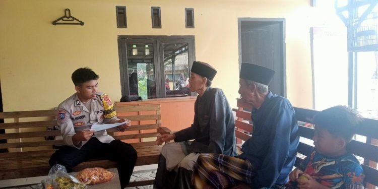 Cara Bhabinkamtibmas Polsek Malingping Polres Lebak Pererat Tali Silaturahmi Dengan Tokoh Masyarakat