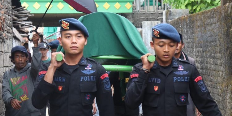 Kehadiran Polisi di Masyarakat, Brimob Banten Lakukan Sambang Duka