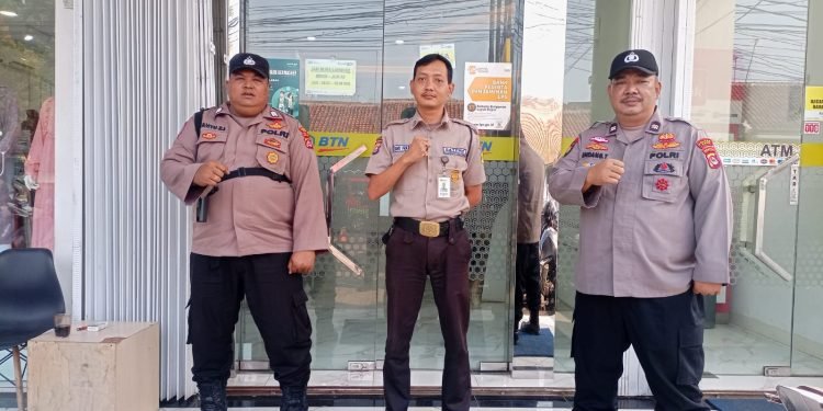 Kanit Sabhara Polsek Rangkasbitung Polres Lebak Jumpai Satpam Bank Banten Rangkasbitung