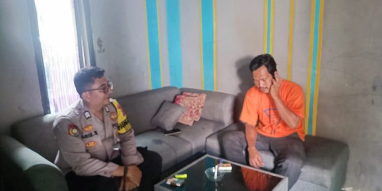 Kunjungi Tokoh Masyarakat, Upaya Personel Bhabinkamtibmas Polsek Mancak Polres Cilegon Polda Banten Ciptakan Kamtibmas Kondusif