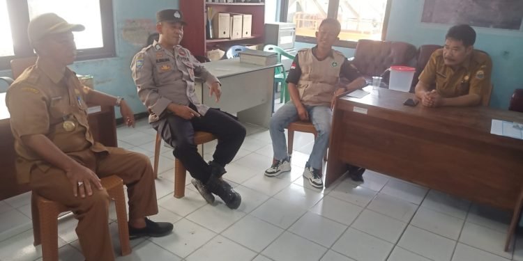 Bhabinkamtibmas Polsek Rangkasbitung Polres Lebak Berikan Penyuluhan Kamtibmas Ke Staf Kelurahan Cijoro Pasir