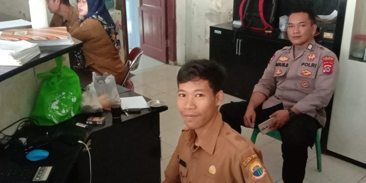 Bhabinkamtibmas Polsek Rangkasbitung Polres Lebak Giat Sambang Ke Desa Sukamekarsari