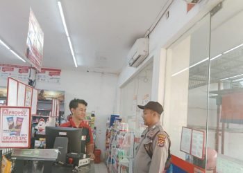 Bhabinkamtibmas Polsek Rangkasbitung Polres Lebak Sapa Karyawan Toko Waralaba