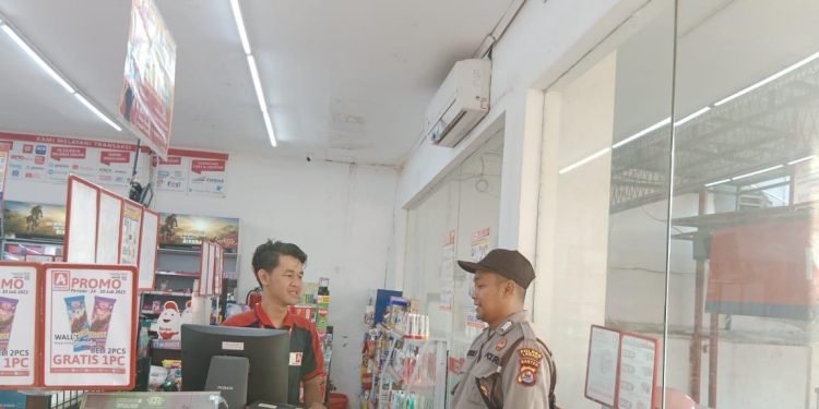 Bhabinkamtibmas Polsek Rangkasbitung Polres Lebak Sapa Karyawan Toko Waralaba
