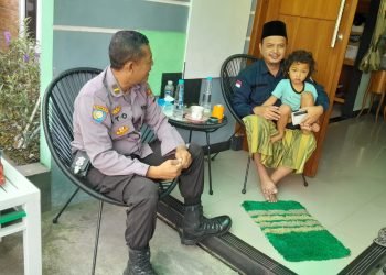 Ngobrol Santai, Upaya Personel Bhabinkamtibmas Polsek Cibeber Dekatkan Diri Dengan tokoh masyarakat
