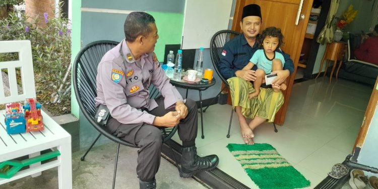 Ngobrol Santai, Upaya Personel Bhabinkamtibmas Polsek Cibeber Dekatkan Diri Dengan tokoh masyarakat