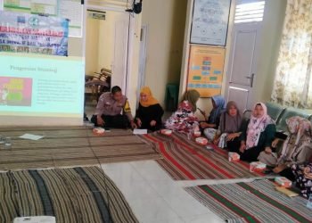 Nikmati Kebersamaan Dengan Warga Masyarakat, Personel Bhabinkamtibmas Polsek Mancak Polres Cilegon Polda Banten Dan Babinsa Koramil Mancak Guyub di Desa Binaan