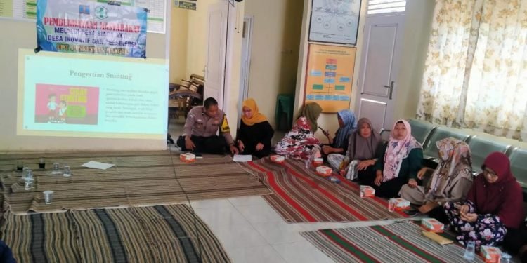 Nikmati Kebersamaan Dengan Warga Masyarakat, Personel Bhabinkamtibmas Polsek Mancak Polres Cilegon Polda Banten Dan Babinsa Koramil Mancak Guyub di Desa Binaan