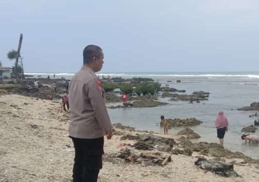 Dengan Cara Humanis Anggota Polsek Wanasalam Polres Lebak Ciptakan Situasi Kamtibmas Yang Aman, nyaman Dan Kondusif Di Kawasan Wisata Tanjung Panto