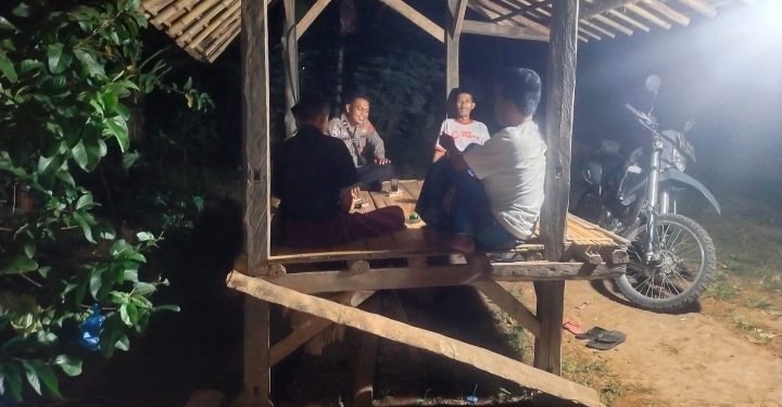 Semangat Ronda Siskamling, personel Bhabinkamtibmas Polsek Mancak Polres