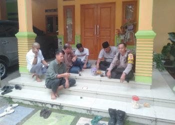 Sikapi Berbagai Informasi, Personel Bhabinkamtibmas Polsek Bojonegara  Polres Cilegon Polda Banten Ngobrol Bareng Tokoh Masyarakat