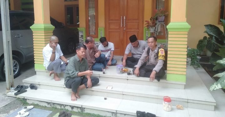 Sikapi Berbagai Informasi, Personel Bhabinkamtibmas Polsek Bojonegara  Polres Cilegon Polda Banten Ngobrol Bareng Tokoh Masyarakat