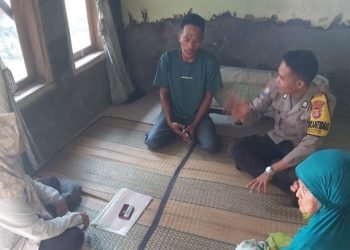 Wujudkan Lingkungan Kondusif, Upaya Personel Bhabinkamtibmas Polsek Mancak Polres Cilegon Polda Banten Dialogis Bersama Warga Desa Binaan