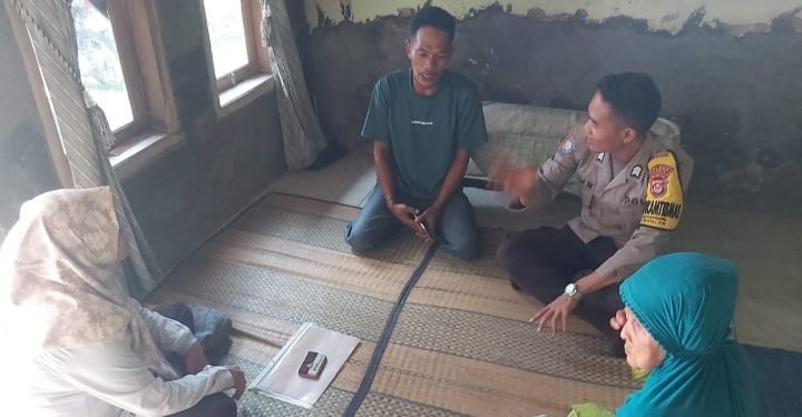 Wujudkan Lingkungan Kondusif, Upaya Personel Bhabinkamtibmas Polsek Mancak Polres Cilegon Polda Banten Dialogis Bersama Warga Desa Binaan