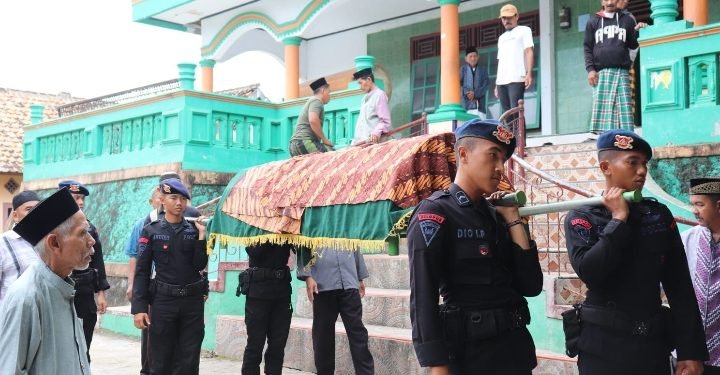 Satbrimob Polda Banten Sambang Duka Warga Meninggal Dunia