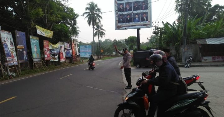 Polsek Cinangka Polres Cilegon Polda Banten Melaksanakan Strong Point Antisipasi Kepadatan Arus Lalu Lintas